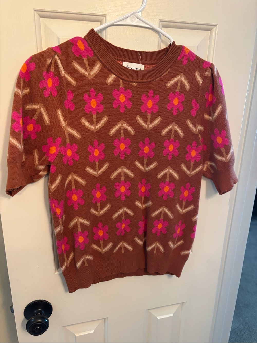 Short-Sleeve Floral Knit Sweater - Brown with Pink Flowers